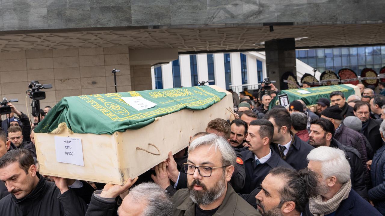 Bolu'daki Trajik Kazada Hayatını Kaybedenler Toprağa Veriliyor