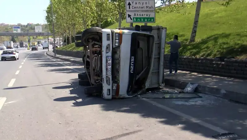 Küçükçekmece'de D-100 Karayolu'nda Trafik Kazası: 2 Yaralı