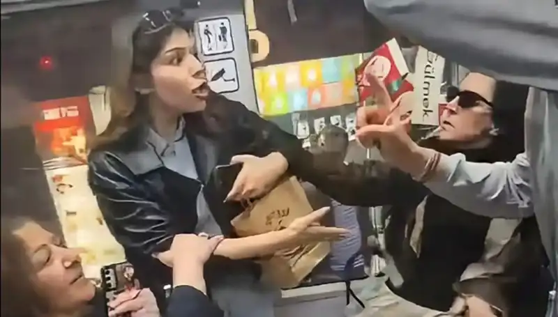 Tramvayda Kadınlar Arasında Büyüyen Kargaşa: Tekmeli Kavga ve Küfürler Yerleri Sardı