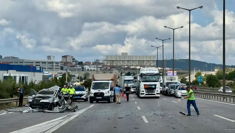 Otoyolda Büyük Kaza: Üç Kişi Araçta Sıkıştı, Trafik Kilitlendi!