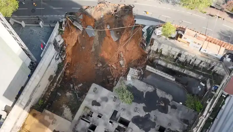 Sarıyer'de Altyapı Sorunu: Yol Çökmesi Sonrasında Cadde Trafiğe Kapandı