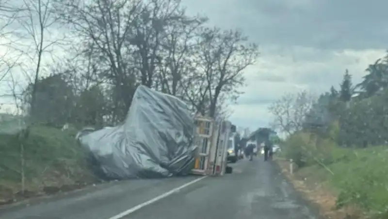 Tekirdağ'da Saman Yüklü TIR Devrildi: Trajik Kaza ve Sonrası