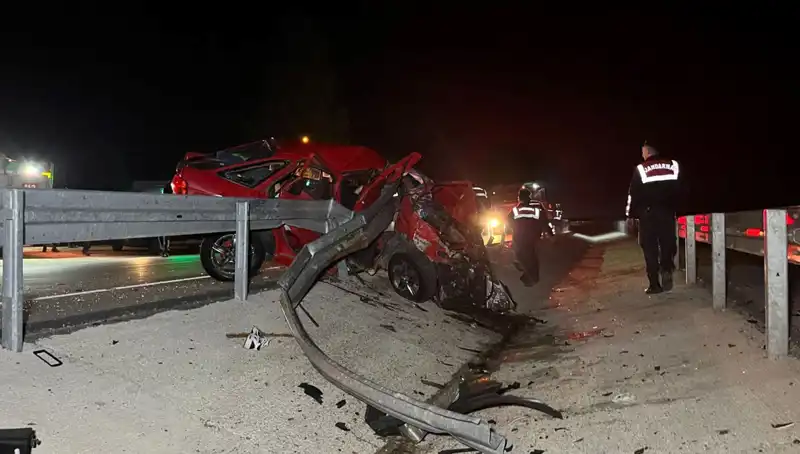 Bariyerlere Çarpan Otomobilde Can Pazarı: İki Kişi Hayatını Kaybetti