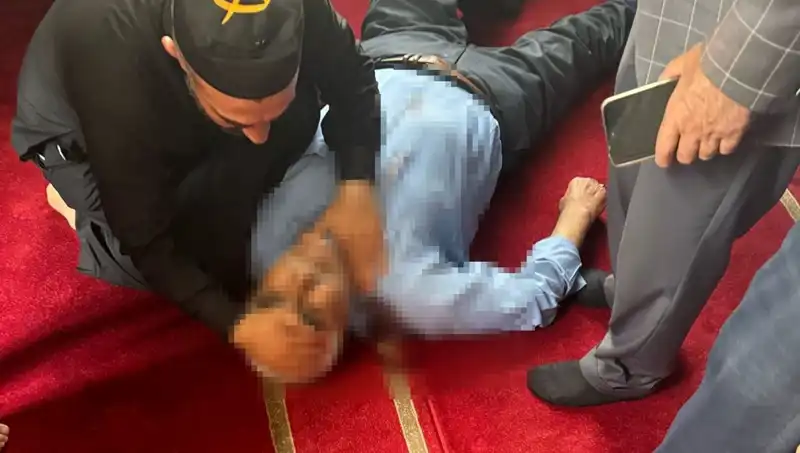 Cami İçinde Namaz Kılarken Dehşet Anları: Bıçaklı Saldırı!