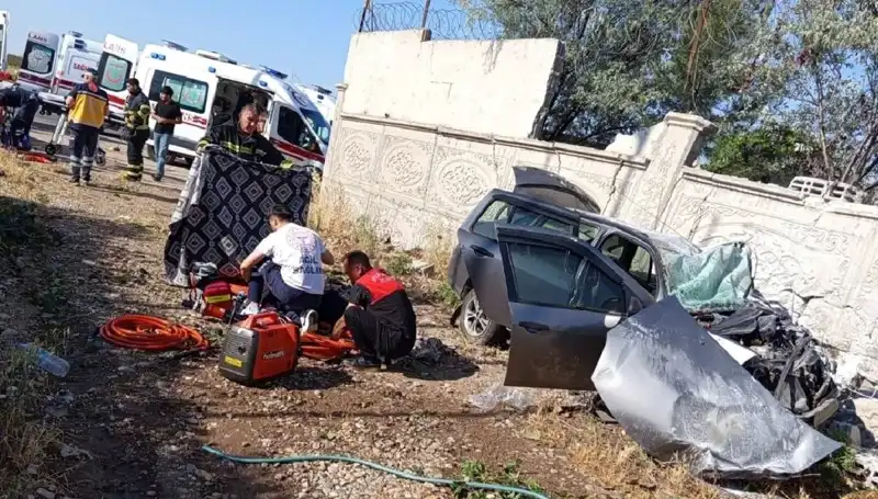 İstinat Duvarına Çarpan Araçta Faciaya Neden Olan Kaza: 1 Ölü, 6 Yaralı