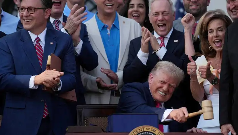 Trump'tan Büyük Sürpriz: "Büyük, Güzel Yasa Tasarısı" İmzalandı
