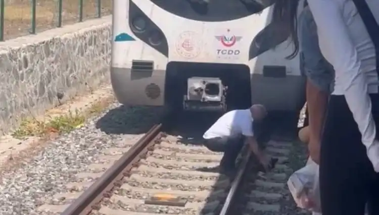 Marmaray'da Kediyi Fark Eden Makinist: Alkışlanan Duran Tren Anı