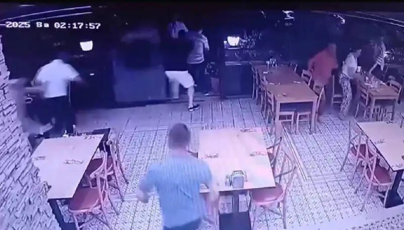 Deprem Anını Kaydeden Güvenlik Kamerası Görüntüleri Şaşkınlık Yarattı