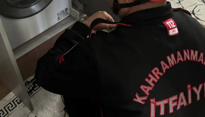 Çamaşır Makinesine Sıkışan Kediyi İtfaiye Ekipleri Kurtardı