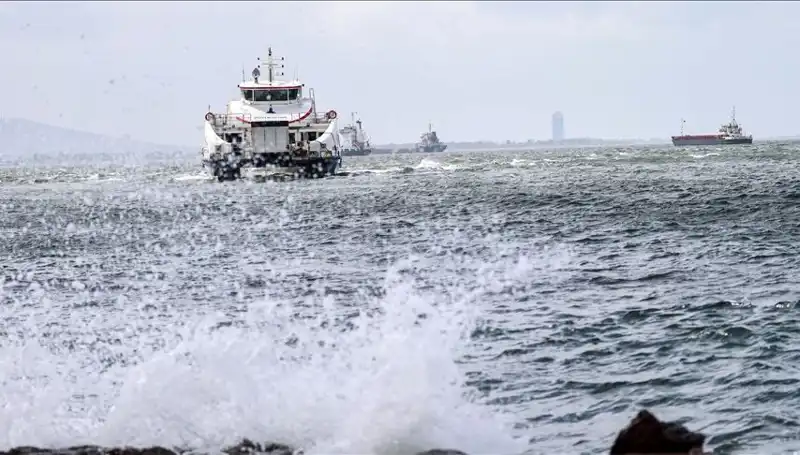İzmir'de Fırtına, Vapur Seferlerini Askıya Aldı