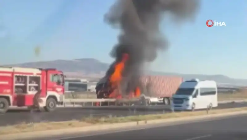 Ankara'da TIR Yangını Feci Kazanın Ardından Patlak Verdi